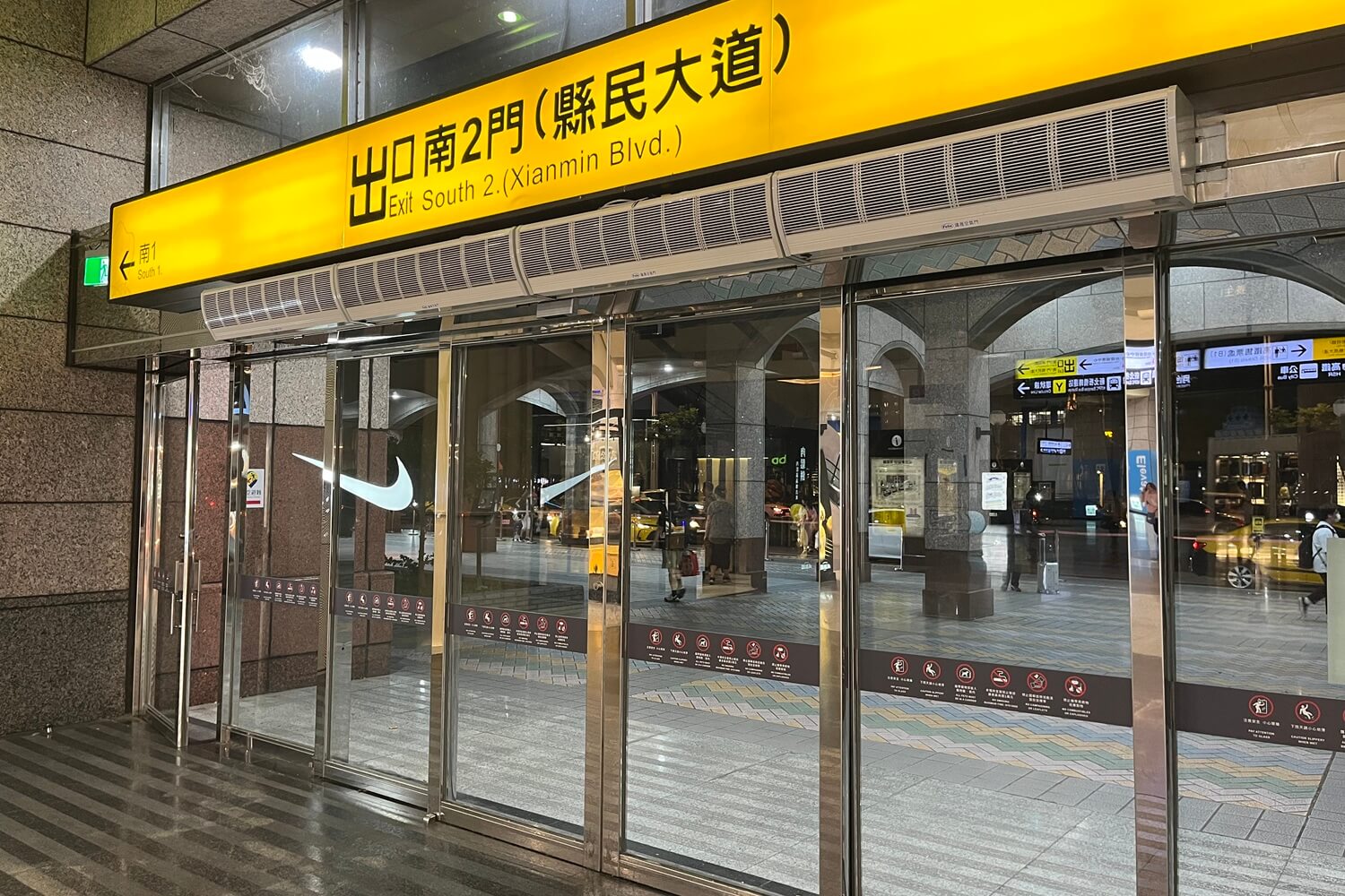 議晟空氣門15系列 板橋車站